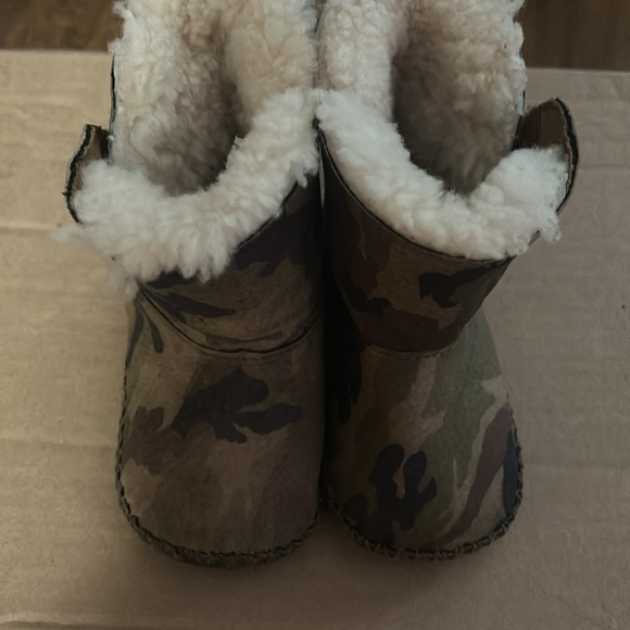 Ugg Unisex Caden Camo Infant Booties - Picture 3 of 7